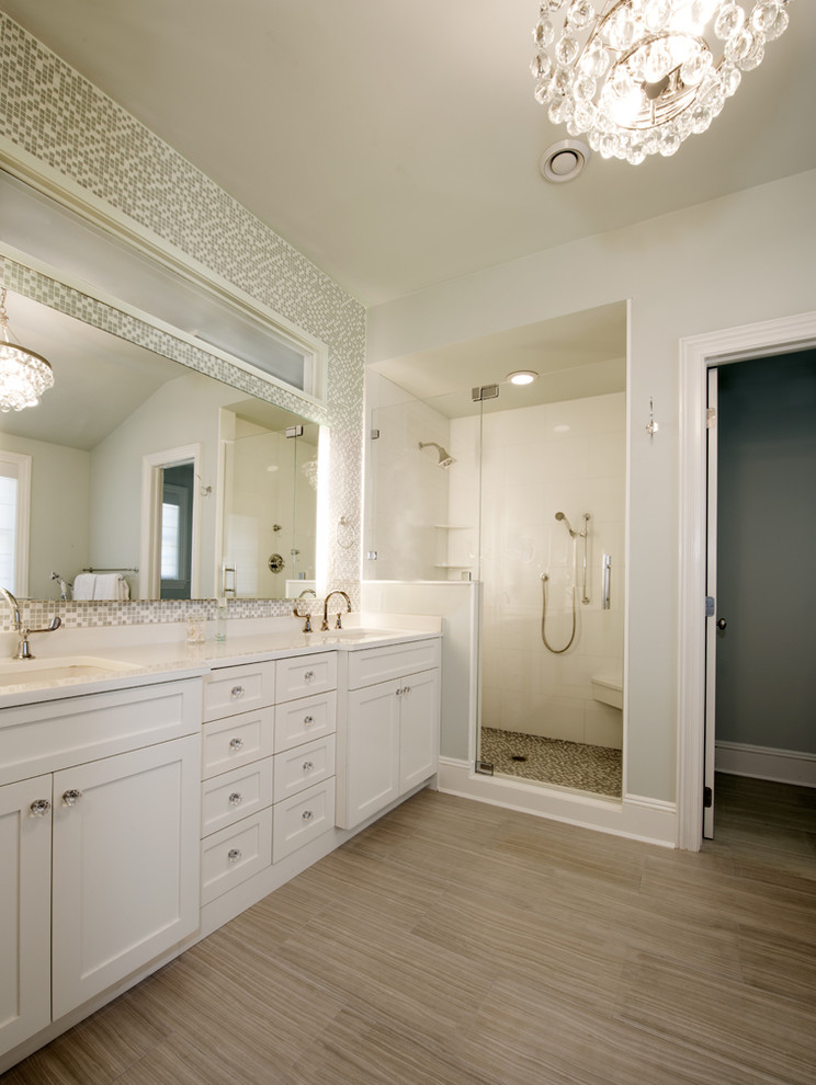 Modern inredning av ett stort en-suite badrum, med skåp i shakerstil, vita skåp, en dusch i en alkov, en toalettstol med separat cisternkåpa, grå kakel, vit kakel, mosaik, grå väggar, klinkergolv i porslin, ett undermonterad handfat, marmorbänkskiva, brunt golv och dusch med gångjärnsdörr