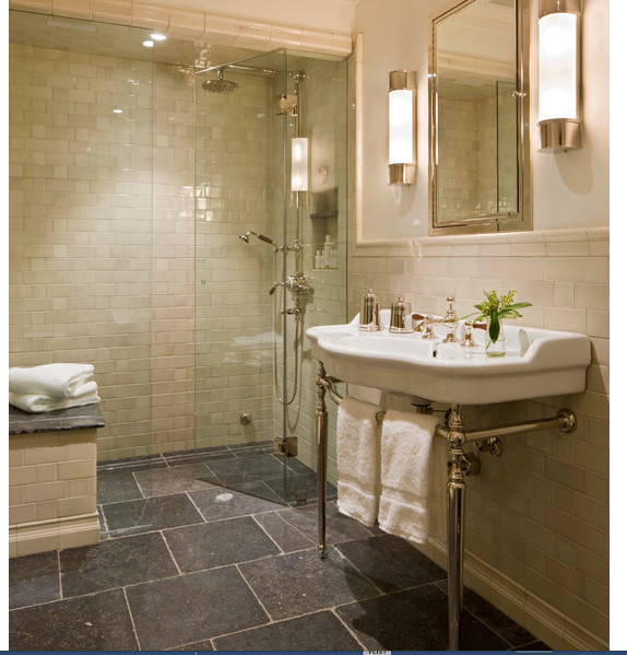Exempel på ett klassiskt badrum, med grön kakel, keramikplattor, en kantlös dusch och kalkstensgolv