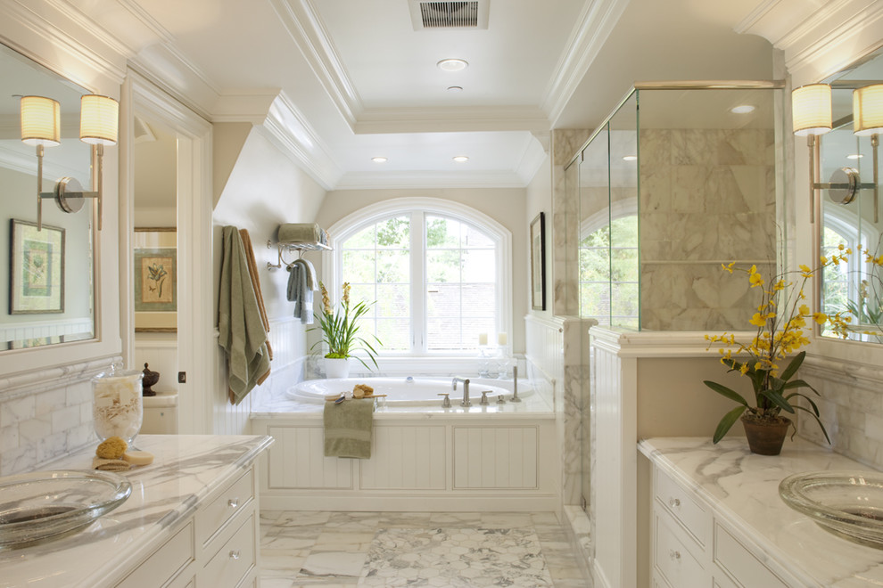 Inspiration för klassiska badrum, med marmorbänkskiva, ett fristående handfat och marmorkakel