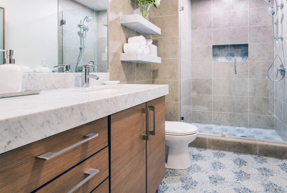 Inredning av ett mellanstort en-suite badrum, med släta luckor, skåp i mellenmörkt trä, en dusch i en alkov, grå kakel, kakelplattor, grå väggar, mosaikgolv, bänkskiva i kvarts, blått golv och med dusch som är öppen