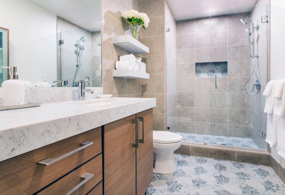 Inredning av ett modernt mellanstort en-suite badrum, med släta luckor, en dusch i en alkov, grå kakel, kakelplattor, grå väggar, mosaikgolv, ett undermonterad handfat, bänkskiva i kvarts, blått golv, med dusch som är öppen och skåp i mellenmörkt trä