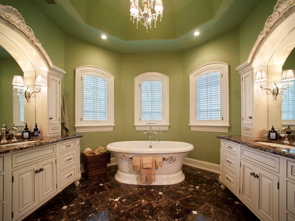 Idéer för ett stort medelhavsstil en-suite badrum, med ett undermonterad handfat, luckor med upphöjd panel, vita skåp, granitbänkskiva, ett fristående badkar, brun kakel, keramikplattor, gröna väggar och marmorgolv