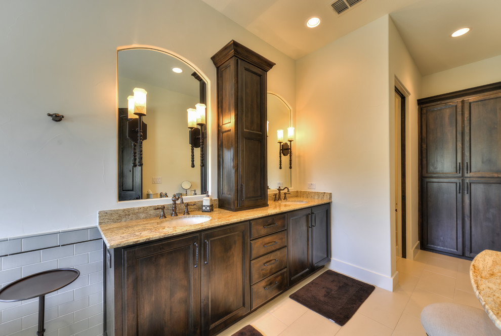 Foto på ett stort medelhavsstil en-suite badrum, med ett nedsänkt handfat, skåp i shakerstil, skåp i mellenmörkt trä, granitbänkskiva, ett fristående badkar, en dusch i en alkov, grå kakel, keramikplattor, beige väggar och klinkergolv i keramik