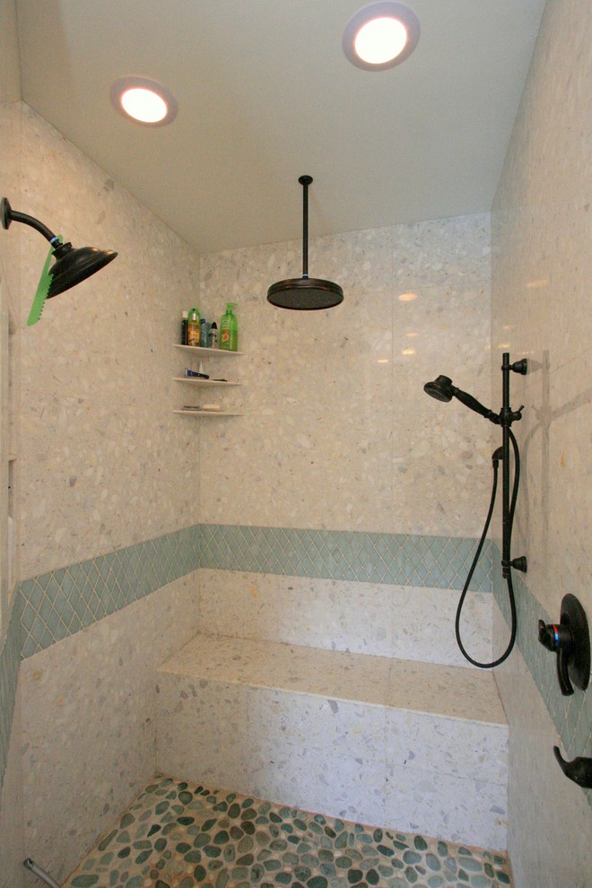 Klassisk inredning av ett mellanstort badrum med dusch, med vit kakel, glaskakel, klinkergolv i småsten och blått golv