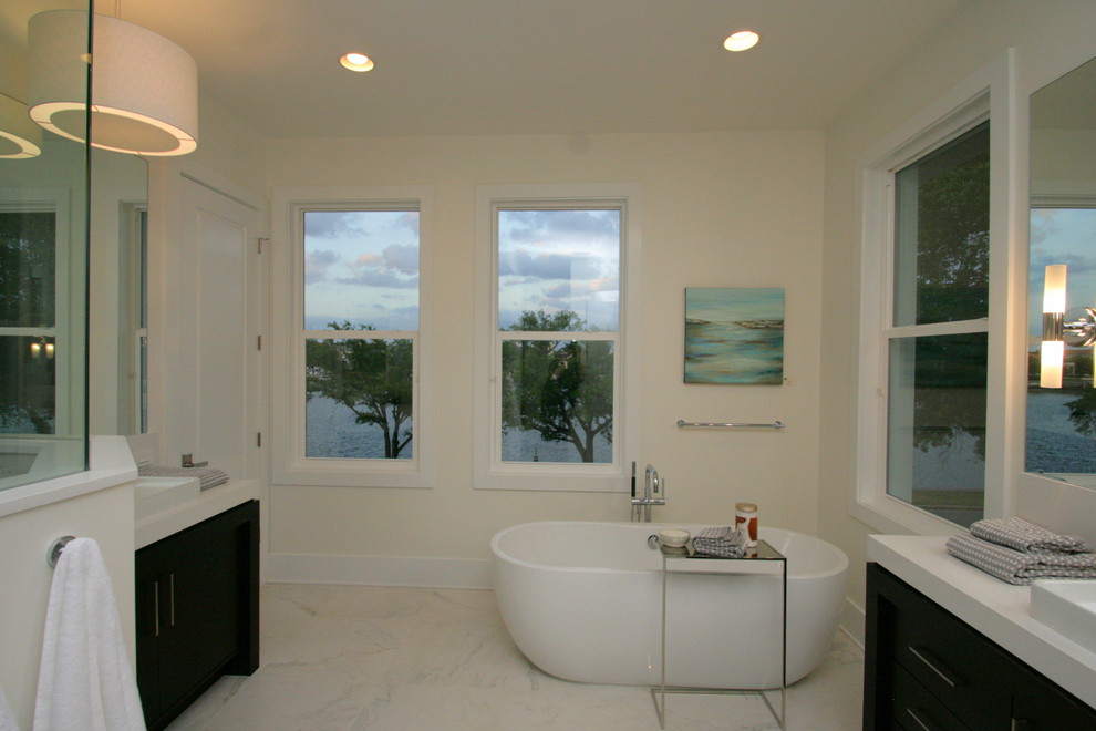 Inspiration för ett stort funkis en-suite badrum, med ett piedestal handfat, ett fristående badkar, en hörndusch, marmorgolv, skåp i mörkt trä, vita väggar, bänkskiva i kvartsit och vitt golv