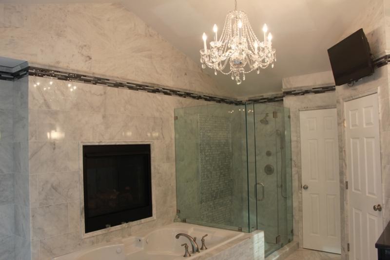 Idées déco pour une grande salle de bain principale classique avec une baignoire posée, une douche d'angle, un carrelage blanc, un carrelage gris, un carrelage de pierre, un mur gris et un sol en marbre.