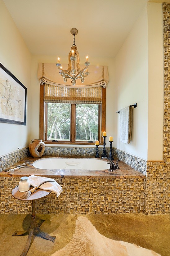 Immagine di una grande stanza da bagno padronale american style con vasca sottopiano, piastrelle beige, piastrelle marroni, pareti beige, pavimento in cemento e top in marmo