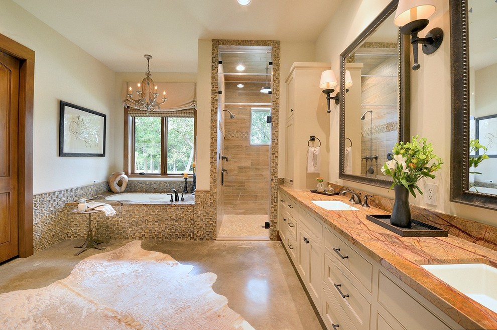 Idéer för stora amerikanska en-suite badrum, med luckor med infälld panel, beige skåp, ett undermonterat badkar, en dusch i en alkov, brun kakel, porslinskakel, beige väggar, betonggolv, ett undermonterad handfat och marmorbänkskiva