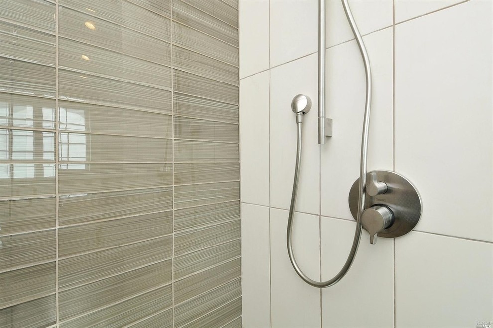Bild på ett mellanstort maritimt en-suite badrum, med en dusch i en alkov, beige kakel, vit kakel och glaskakel