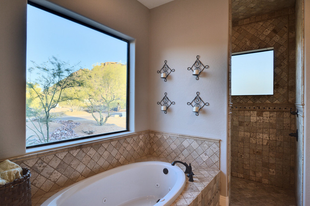 Immagine di una stanza da bagno padronale mediterranea con vasca da incasso, doccia alcova, piastrelle beige, piastrelle in pietra, pareti beige e pavimento in travertino