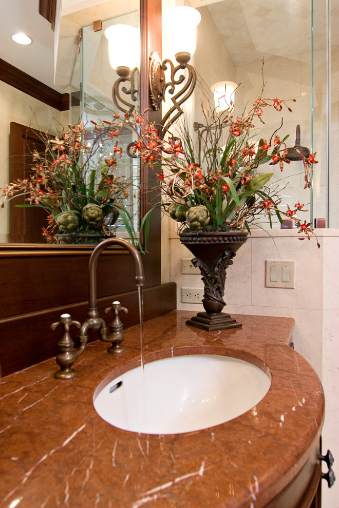 Идея дизайна: ванная комната в классическом стиле с столешницей из гранита и врезной раковиной