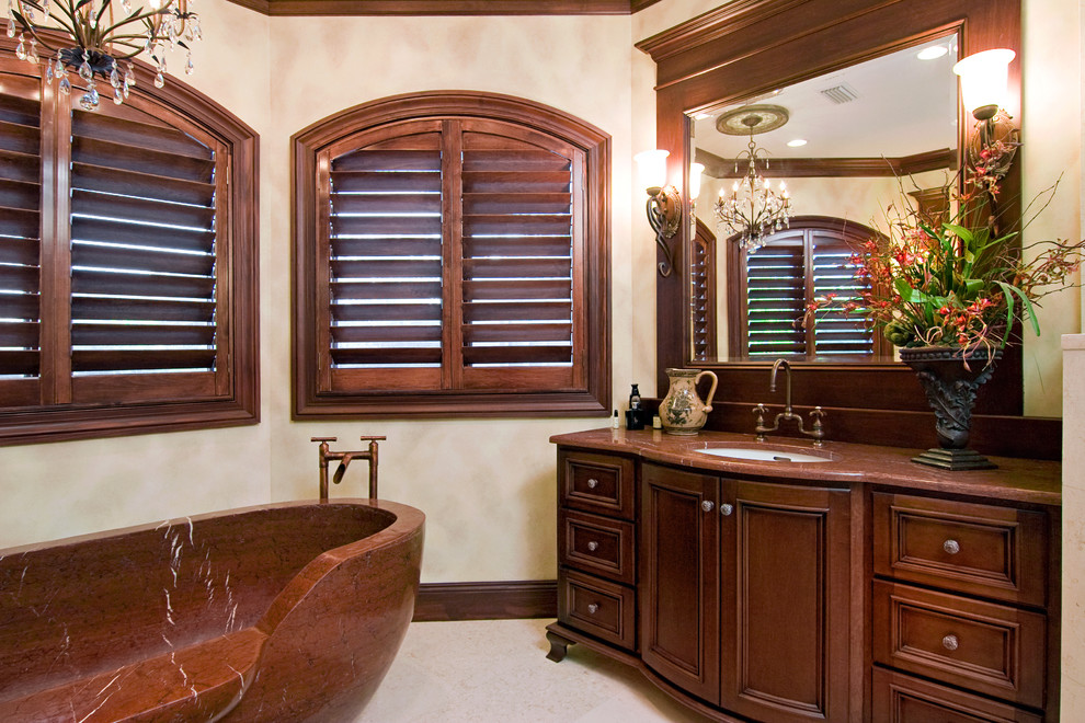 На фото: ванная комната в классическом стиле с столешницей из гранита и врезной раковиной с