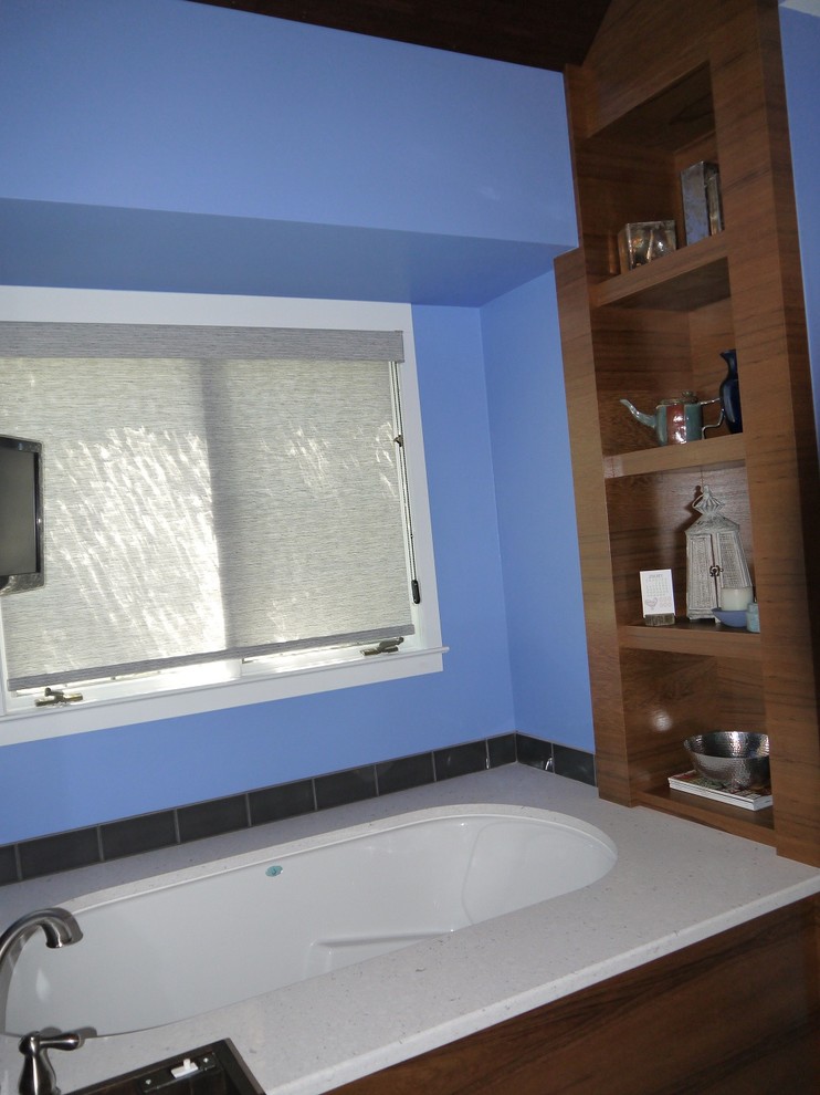 На фото: главная ванная комната среднего размера в современном стиле с столешницей из гранита, полновстраиваемой ванной, серой плиткой, синими стенами и полом из керамической плитки с