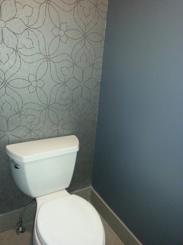 Réalisation d'une salle de bain principale design de taille moyenne avec WC à poser, un mur bleu et un sol en carrelage de céramique.
