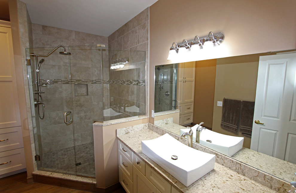Bild på ett mellanstort vintage en-suite badrum, med släta luckor, vita skåp, en hörndusch, en toalettstol med separat cisternkåpa, beige kakel, porslinskakel, bruna väggar, klinkergolv i porslin och bänkskiva i kvarts