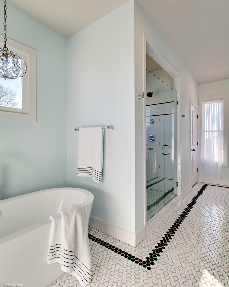 Источник вдохновения для домашнего уюта: большая главная ванная комната в стиле кантри с фасадами в стиле шейкер, белыми фасадами, отдельно стоящей ванной, двойным душем, черно-белой плиткой, керамической плиткой, синими стенами, полом из керамической плитки, врезной раковиной и мраморной столешницей