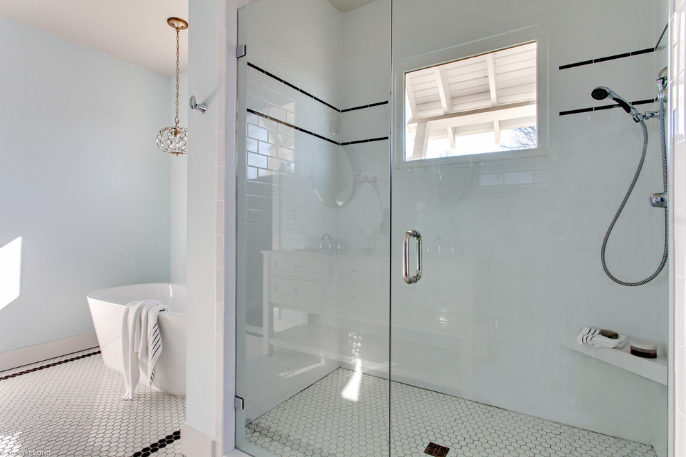 Inredning av ett lantligt stort en-suite badrum, med skåp i shakerstil, vita skåp, ett fristående badkar, en dubbeldusch, svart och vit kakel, keramikplattor, blå väggar, klinkergolv i keramik, ett undermonterad handfat och marmorbänkskiva