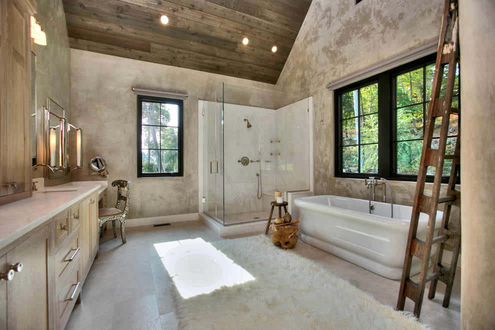 Идея дизайна: ванная комната в стиле кантри с душем с распашными дверями, фасадами с утопленной филенкой, светлыми деревянными фасадами, отдельно стоящей ванной, угловым душем, бежевой плиткой, врезной раковиной и бежевым полом