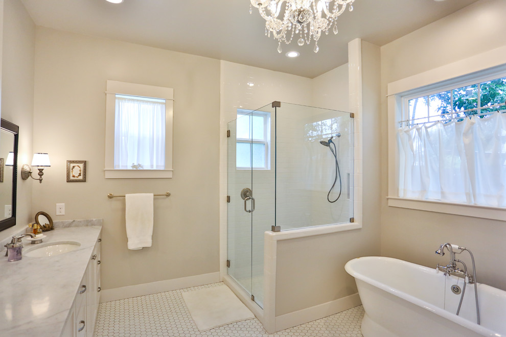 Idéer för ett stort klassiskt vit en-suite badrum, med luckor med infälld panel, vita skåp, en hörndusch, en toalettstol med separat cisternkåpa, vit kakel, tunnelbanekakel, beige väggar, klinkergolv i småsten, ett undermonterad handfat, granitbänkskiva, vitt golv och dusch med gångjärnsdörr
