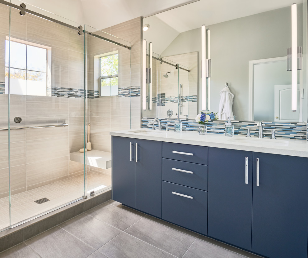 Источник вдохновения для домашнего уюта: ванная комната в стиле неоклассика (современная классика) с плоскими фасадами, синими фасадами, душем в нише, бежевой плиткой, серыми стенами, серым полом, душем с раздвижными дверями и белой столешницей