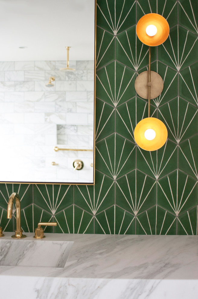 Idéer för ett stort modernt en-suite badrum, med öppna hyllor, skåp i ljust trä, ett badkar i en alkov, en öppen dusch, svart och vit kakel, marmorkakel, gröna väggar, marmorgolv, ett integrerad handfat och marmorbänkskiva