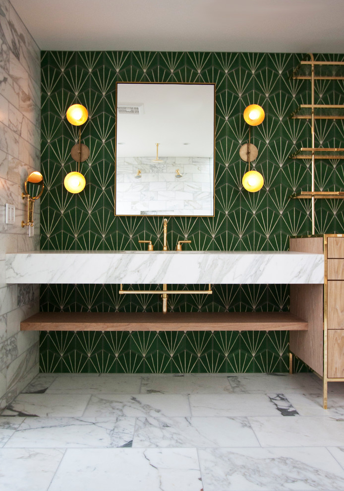 Modern inredning av ett stort en-suite badrum, med öppna hyllor, skåp i ljust trä, ett badkar i en alkov, en öppen dusch, svart och vit kakel, marmorkakel, gröna väggar, marmorgolv, ett integrerad handfat och marmorbänkskiva