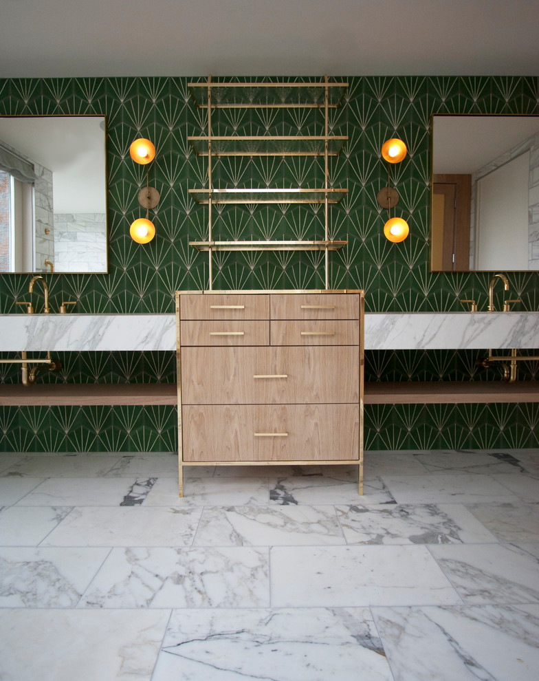 Пример оригинального дизайна: большая главная ванная комната в современном стиле с открытыми фасадами, светлыми деревянными фасадами, ванной в нише, открытым душем, черно-белой плиткой, мраморной плиткой, зелеными стенами, мраморным полом, монолитной раковиной и мраморной столешницей