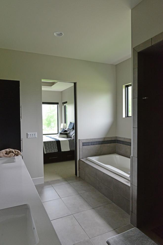 Источник вдохновения для домашнего уюта: главная ванная комната среднего размера в классическом стиле с ванной в нише, серыми стенами и полом из керамической плитки