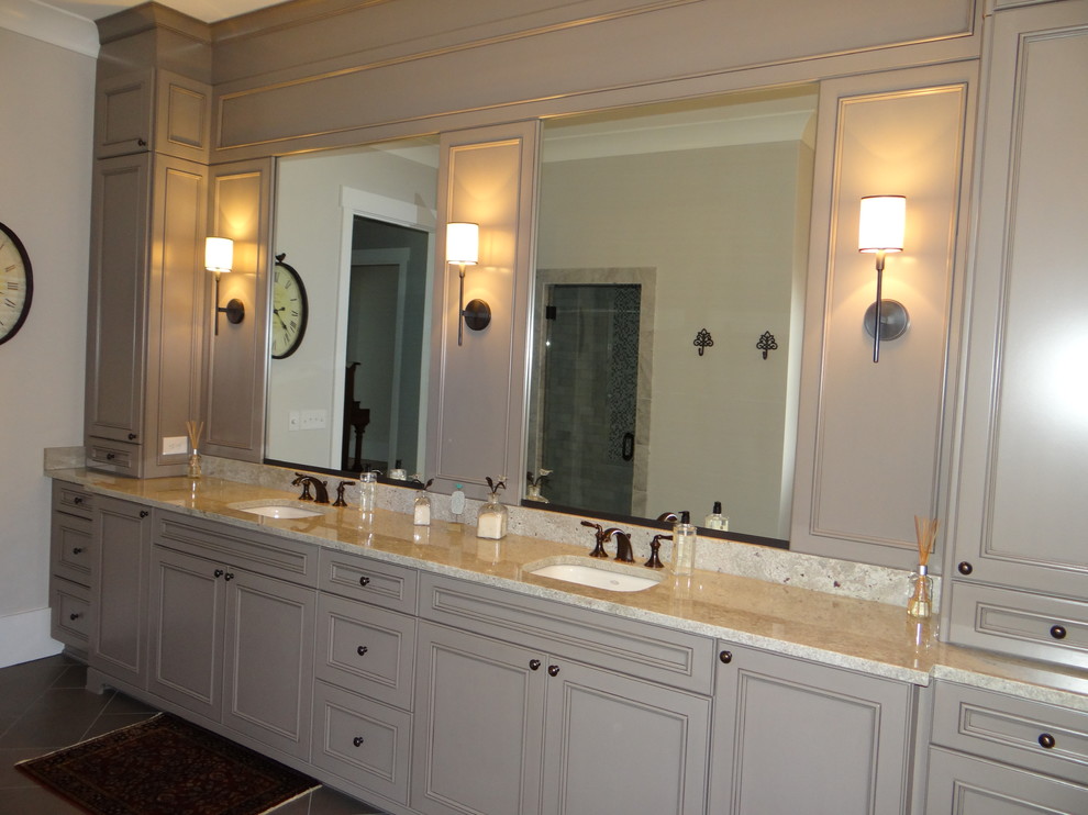 Источник вдохновения для домашнего уюта: ванная комната в стиле неоклассика (современная классика) с плоскими фасадами и серыми фасадами