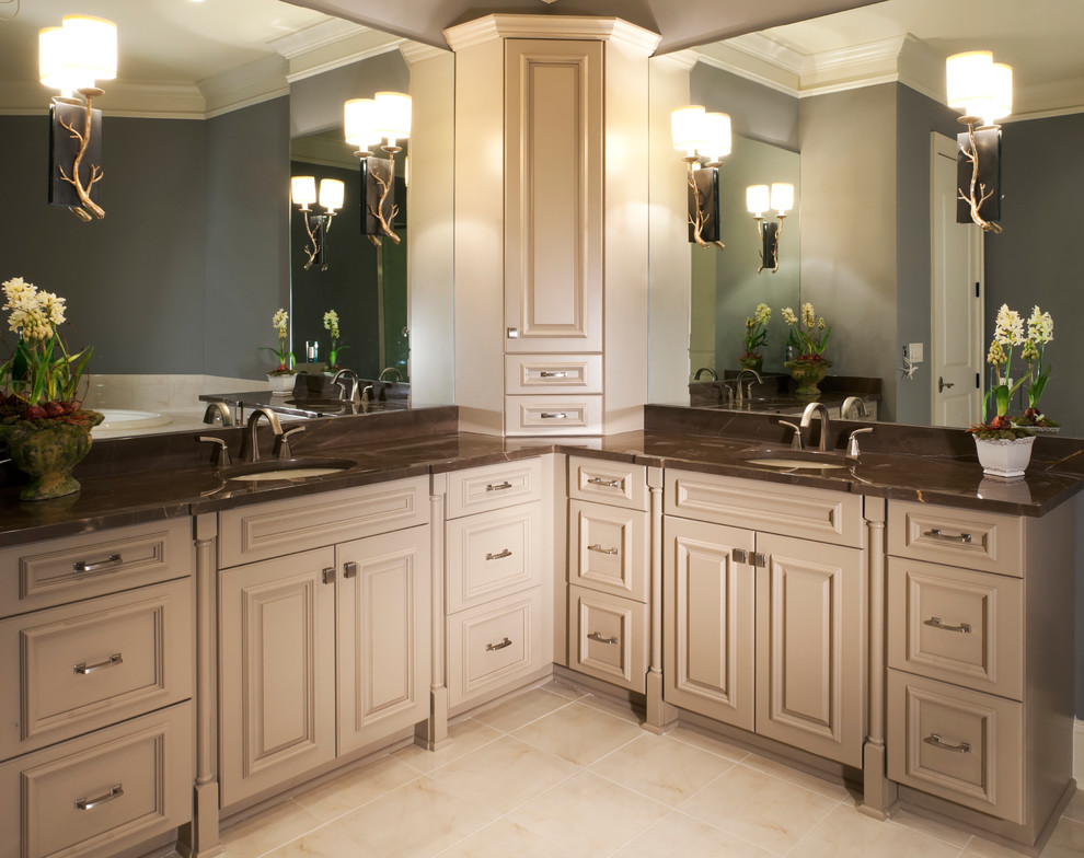 Exemple d'une grande salle de bain principale chic avec un plan de toilette en granite, un mur gris, un sol en carrelage de céramique, un placard avec porte à panneau surélevé, des portes de placard beiges, un lavabo encastré et un sol beige.