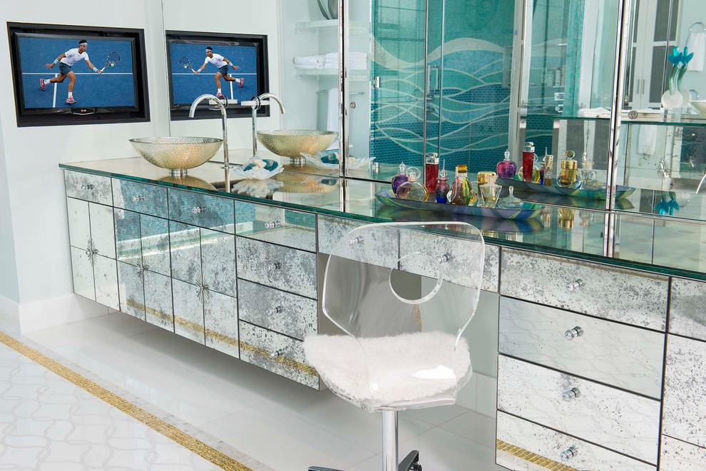 Modelo de cuarto de baño contemporáneo con lavabo sobreencimera, armarios tipo vitrina, encimera de vidrio y paredes blancas