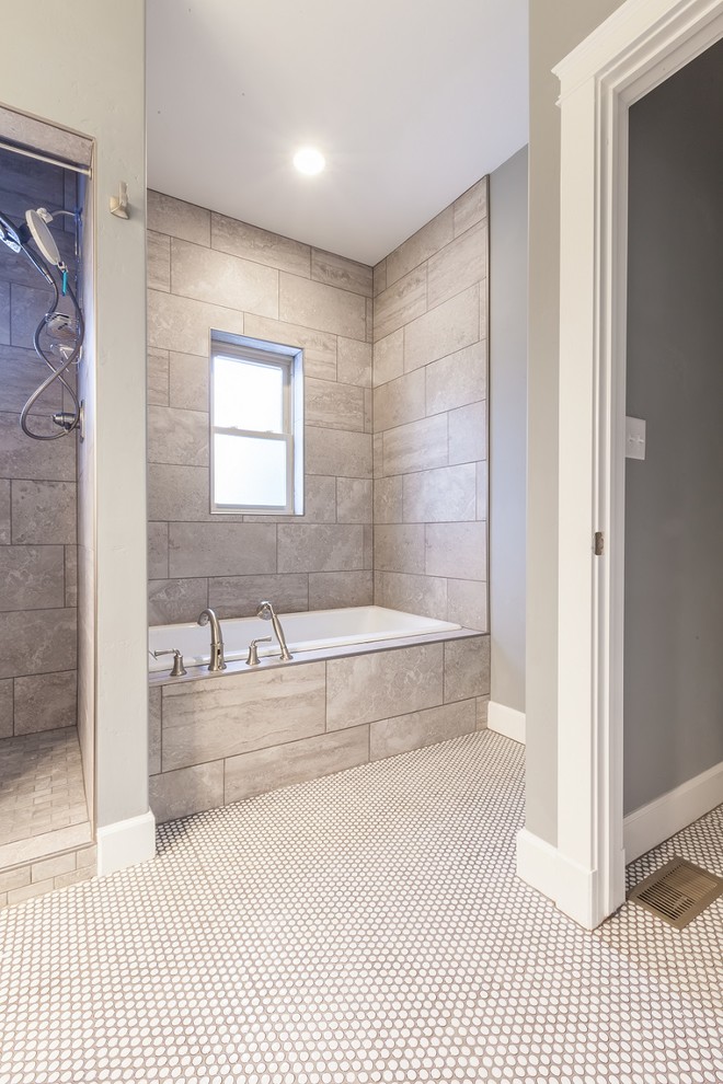 Idéer för ett mellanstort amerikanskt vit badrum med dusch, med skåp i shakerstil, skåp i mellenmörkt trä, ett badkar i en alkov, en öppen dusch, en toalettstol med separat cisternkåpa, grå kakel, porslinskakel, grå väggar, klinkergolv i keramik, ett nedsänkt handfat, laminatbänkskiva, vitt golv och med dusch som är öppen