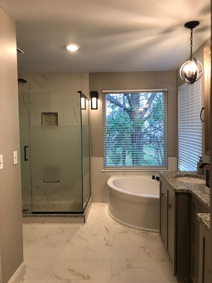 Exempel på ett mellanstort modernt grå grått en-suite badrum, med skåp i shakerstil, beige skåp, ett hörnbadkar, en dubbeldusch, en toalettstol med hel cisternkåpa, vit kakel, porslinskakel, grå väggar, klinkergolv i porslin, ett undermonterad handfat, granitbänkskiva, vitt golv och dusch med gångjärnsdörr