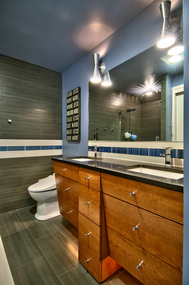 Esempio di una stanza da bagno contemporanea con lavabo sottopiano, ante lisce, ante in legno scuro, doccia alcova, piastrelle blu, piastrelle bianche, pareti blu, top in quarzo composito, pavimento grigio e porta doccia a battente