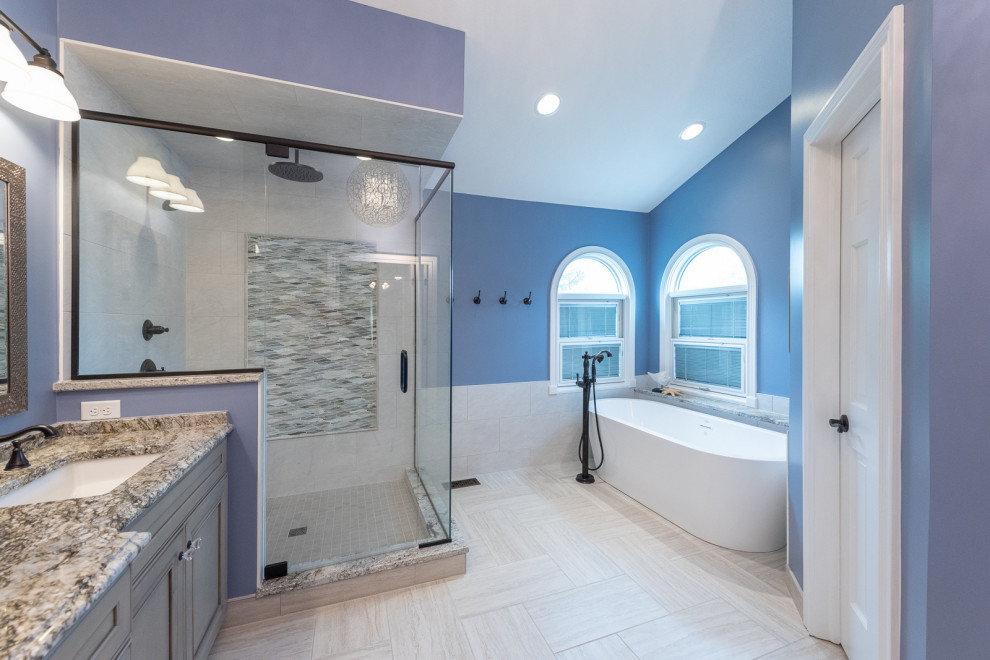 Exemple d'une salle de bain principale chic de taille moyenne avec un placard à porte affleurante, des portes de placard grises, un mur bleu, un sol en carrelage de céramique, un lavabo encastré, un plan de toilette en granite, un plan de toilette multicolore, meuble double vasque et meuble-lavabo encastré.