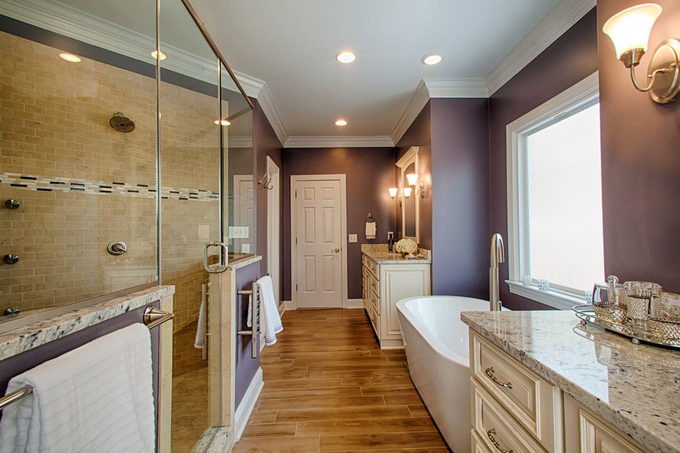 ローリーにある広いトラディショナルスタイルのおしゃれなマスターバスルーム (アンダーカウンター洗面器、家具調キャビネット、白いキャビネット、御影石の洗面台、置き型浴槽、ダブルシャワー、ビデ、茶色いタイル、紫の壁、セラミックタイルの床) の写真