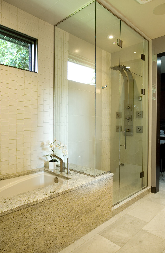 Idée de décoration pour une salle de bain design avec une baignoire encastrée.