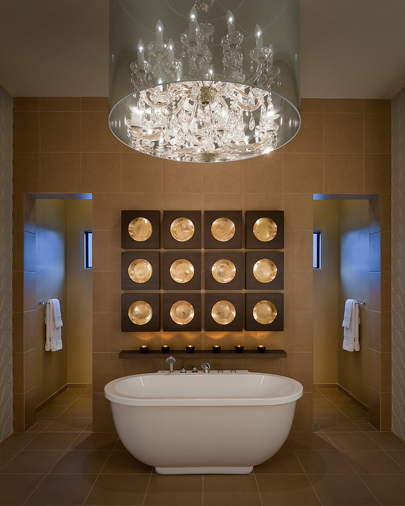 Modern inredning av ett badrum, med ett fristående badkar och beige kakel