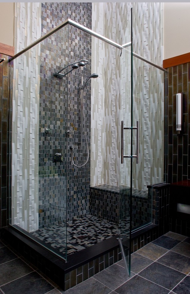 Inredning av ett modernt badrum, med en dusch i en alkov och grå kakel