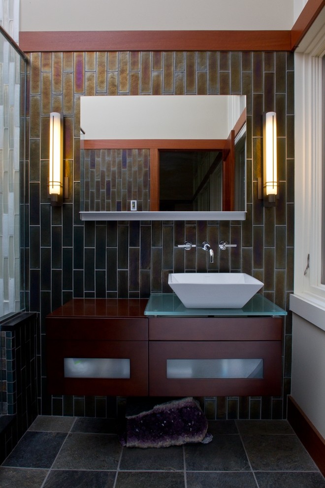 Modelo de cuarto de baño contemporáneo con lavabo sobreencimera, armarios tipo vitrina y puertas de armario de madera en tonos medios