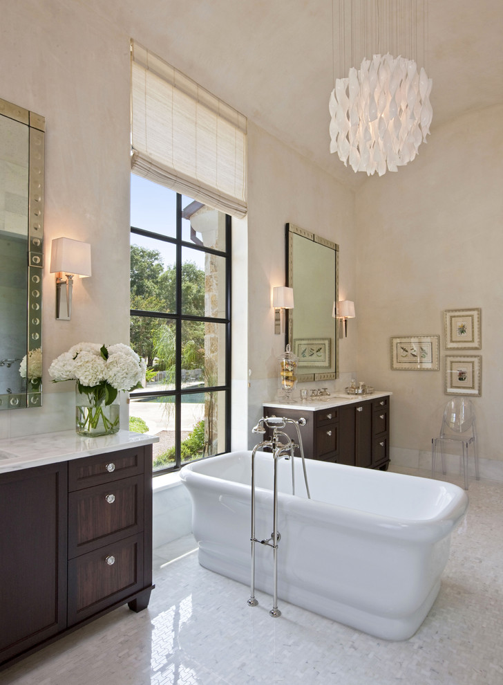 Modelo de cuarto de baño principal contemporáneo grande con armarios estilo shaker, bañera exenta, encimera de mármol, puertas de armario de madera en tonos medios, paredes beige y lavabo bajoencimera