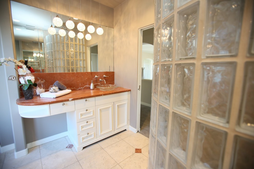 Idéer för att renovera ett stort vintage en-suite badrum, med vita skåp, ett japanskt badkar, en öppen dusch, en toalettstol med hel cisternkåpa, spegel istället för kakel, grå väggar, ett fristående handfat och dusch med gångjärnsdörr