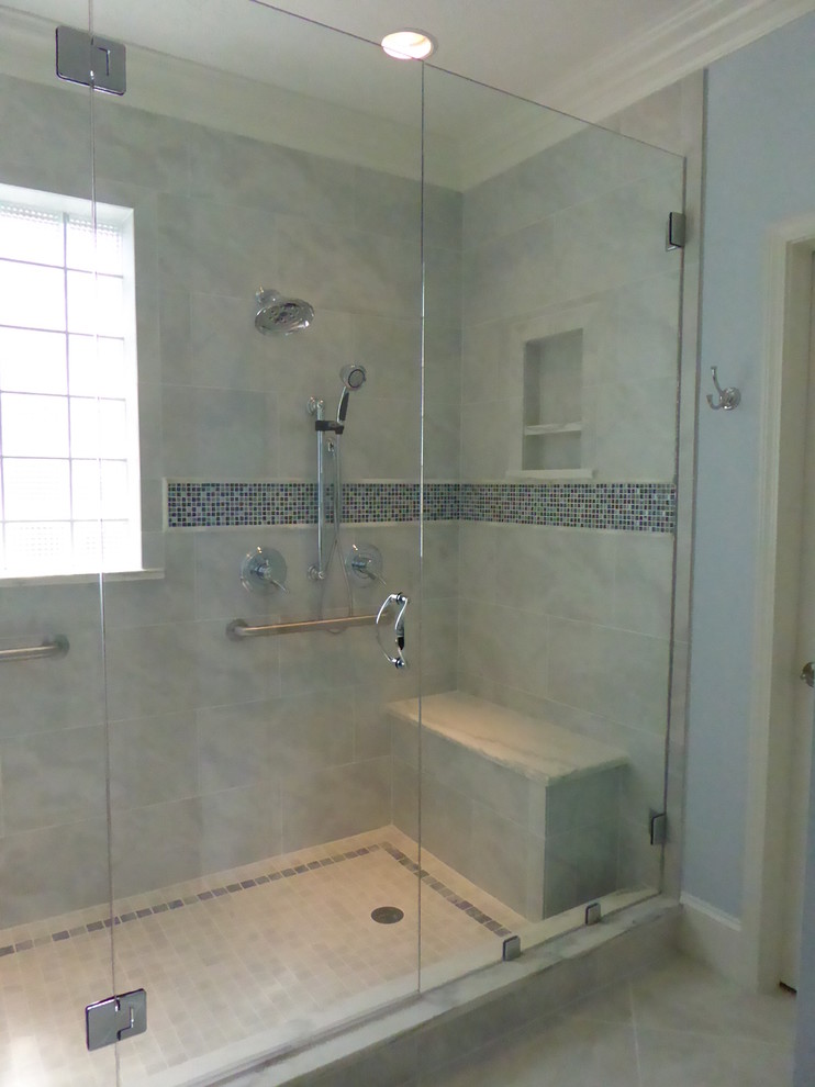 Klassisk inredning av ett mellanstort en-suite badrum, med ett undermonterad handfat, marmorbänkskiva, en dubbeldusch, blå kakel, blå väggar och klinkergolv i porslin