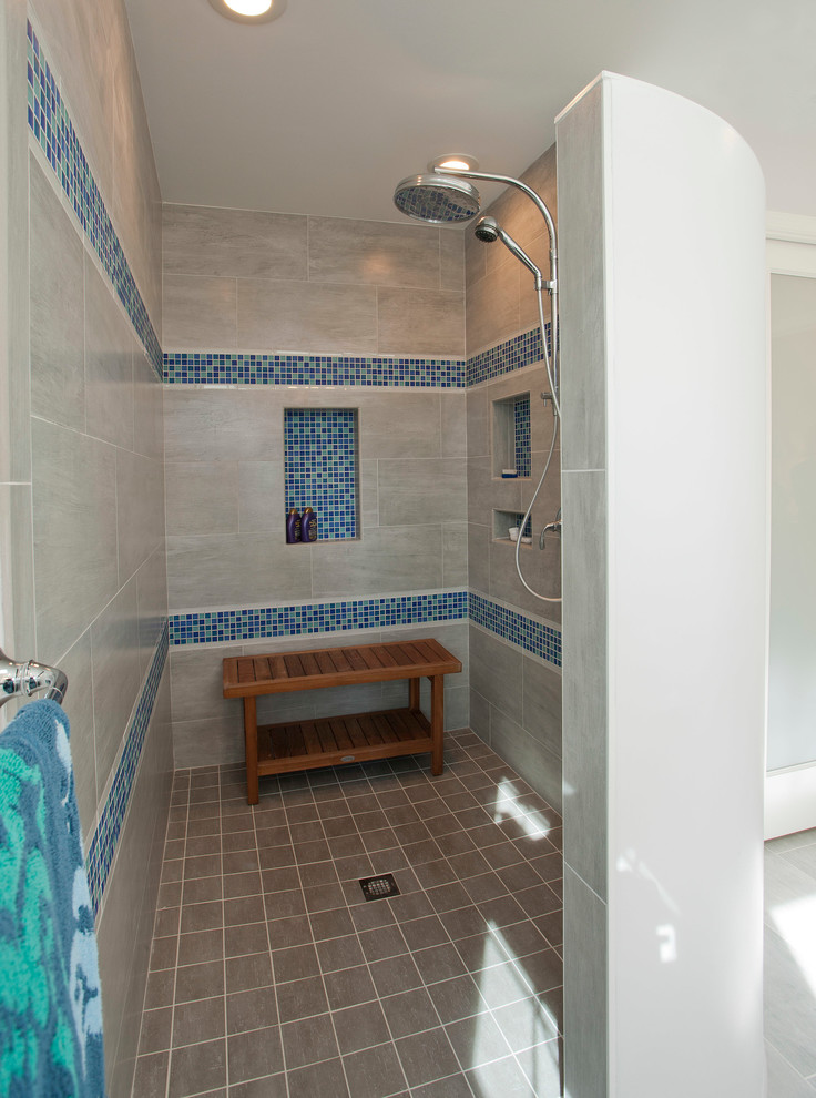 Свежая идея для дизайна: главная ванная комната среднего размера в стиле неоклассика (современная классика) с врезной раковиной, фасадами с выступающей филенкой, белыми фасадами, столешницей из гранита, открытым душем, биде, синей плиткой, стеклянной плиткой, серыми стенами, полом из керамогранита, серым полом и открытым душем - отличное фото интерьера