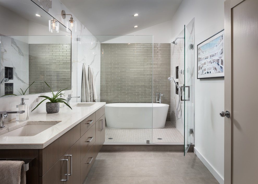 Идея дизайна: главная ванная комната в современном стиле с плоскими фасадами, темными деревянными фасадами, отдельно стоящей ванной, душевой комнатой, серой плиткой, белыми стенами, врезной раковиной, серым полом, душем с распашными дверями и белой столешницей