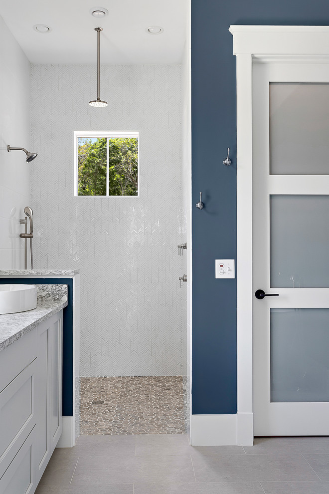 Ejemplo de cuarto de baño principal marinero grande con puertas de armario blancas, ducha abierta, baldosas y/o azulejos blancos y ducha abierta