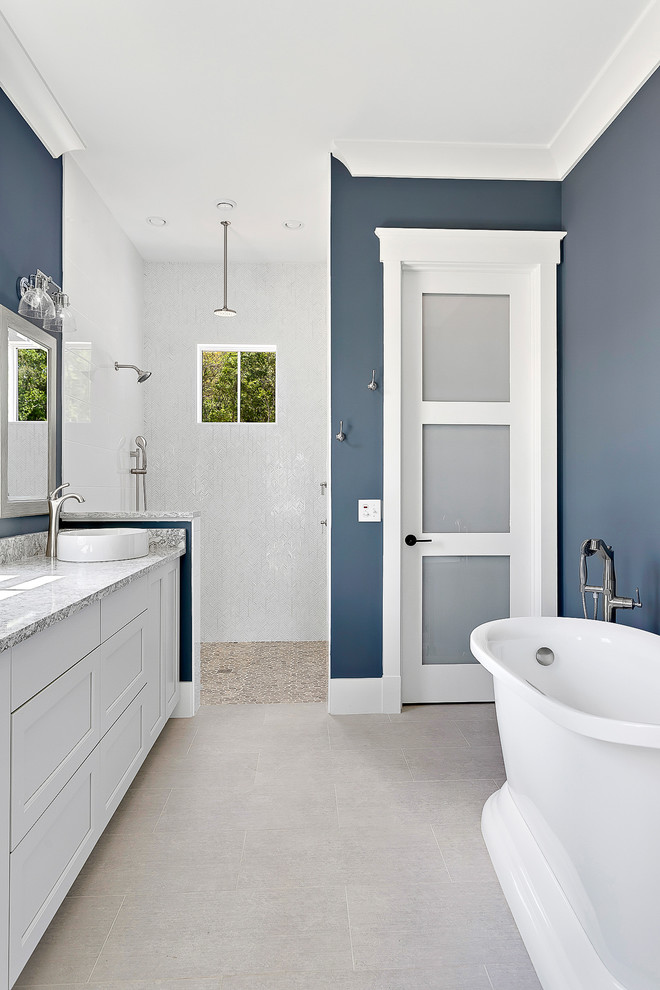 Mittelgroßes Maritimes Badezimmer mit weißen Fliesen, Mosaikfliesen, blauer Wandfarbe, weißen Schränken, freistehender Badewanne, Quarzit-Waschtisch, offener Dusche und weißer Waschtischplatte in Charleston