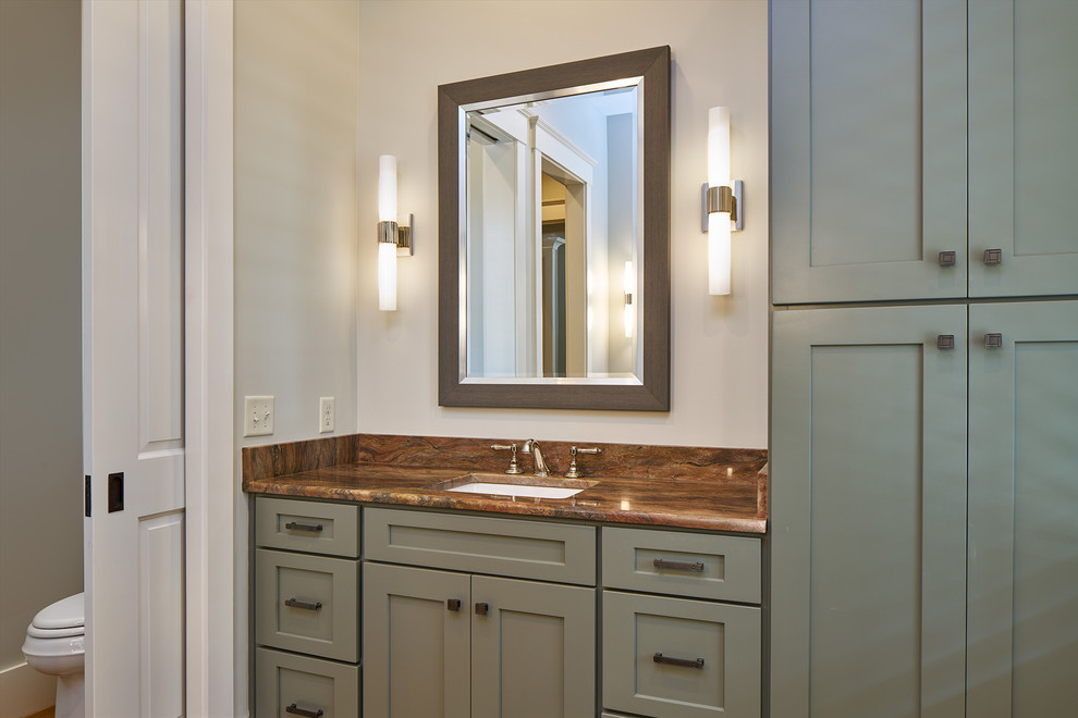 Mittelgroßes Klassisches Duschbad mit verzierten Schränken, grauen Schränken, Toilette mit Aufsatzspülkasten, beiger Wandfarbe, Granit-Waschbecken/Waschtisch und Unterbauwaschbecken in Charleston