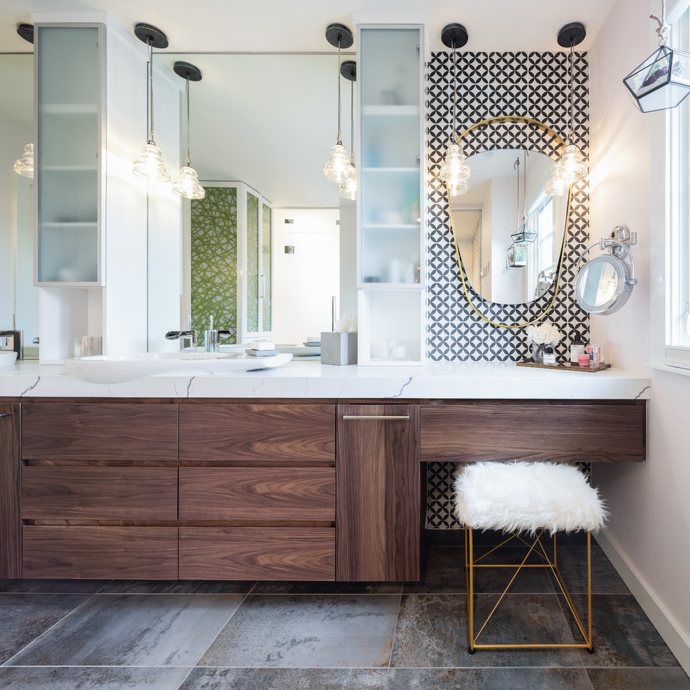 На фото: главная ванная комната в скандинавском стиле с плоскими фасадами, темными деревянными фасадами, черно-белой плиткой, разноцветными стенами, разноцветным полом и разноцветной столешницей