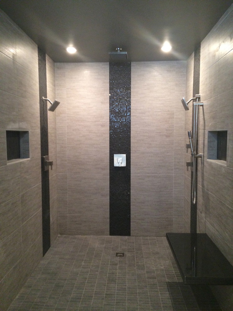 Inspiration för stora moderna badrum, med ett fristående handfat, en öppen dusch, grå kakel, porslinskakel, grå väggar och klinkergolv i porslin